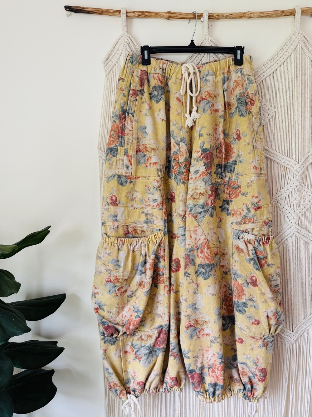 Davi & Dani Yellow Vintage Rose Print Cargo Utility Jeans L NWT